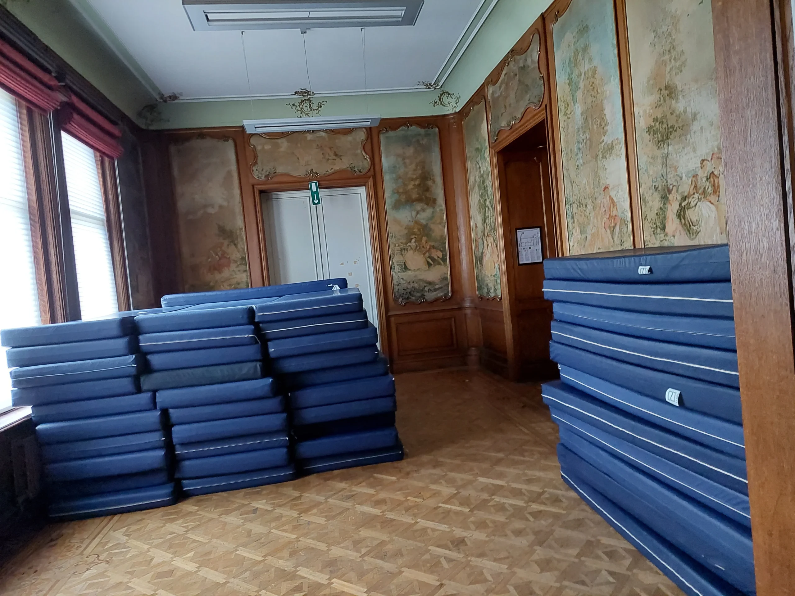 đ€ BelRefugees 3 Une pile d'anciens matelas stockĂ© dans une piĂšce