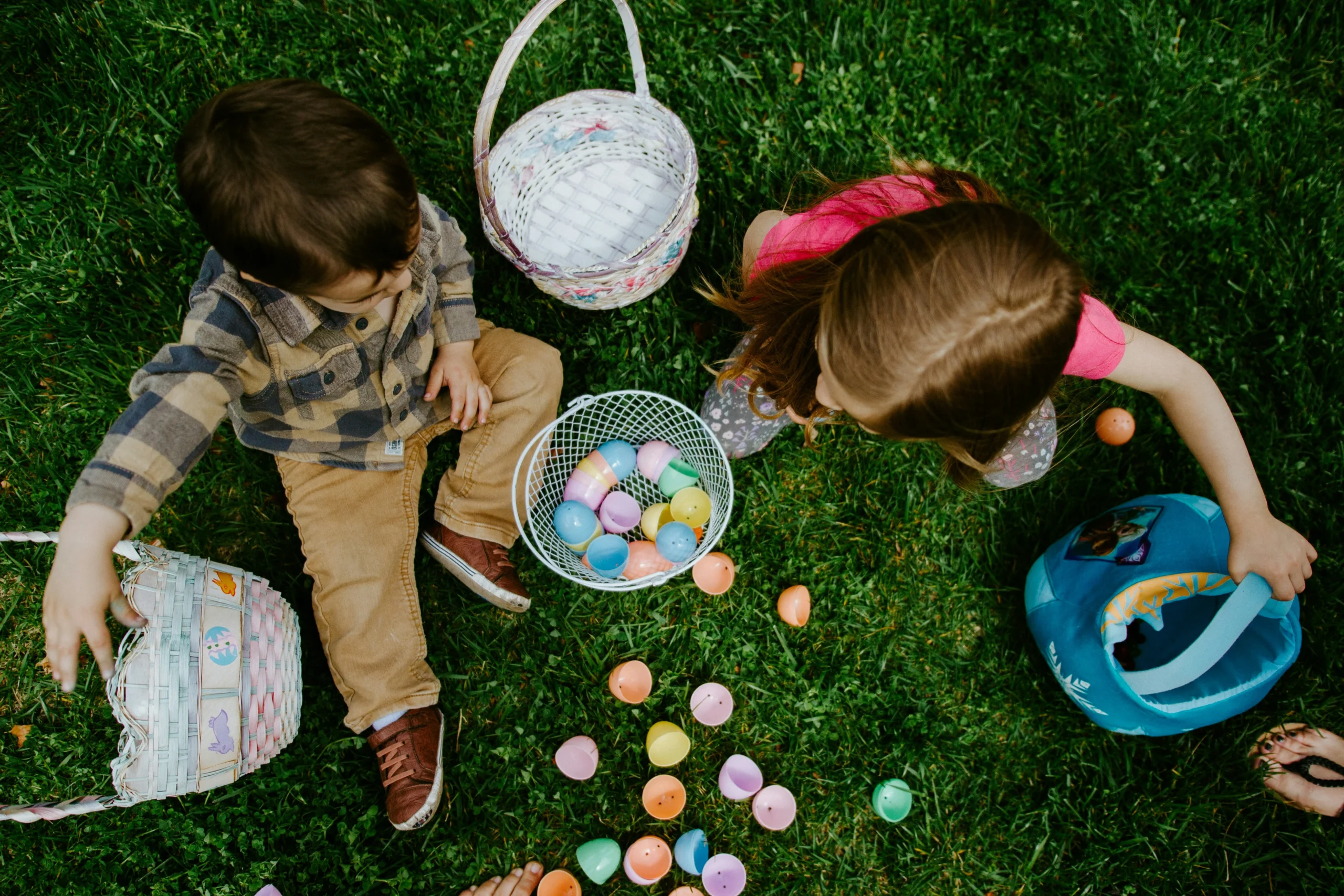 🐣 Grande chasse aux oeufs 1 2 jeunes enfants ramassent des oeufs dans leur paniers
