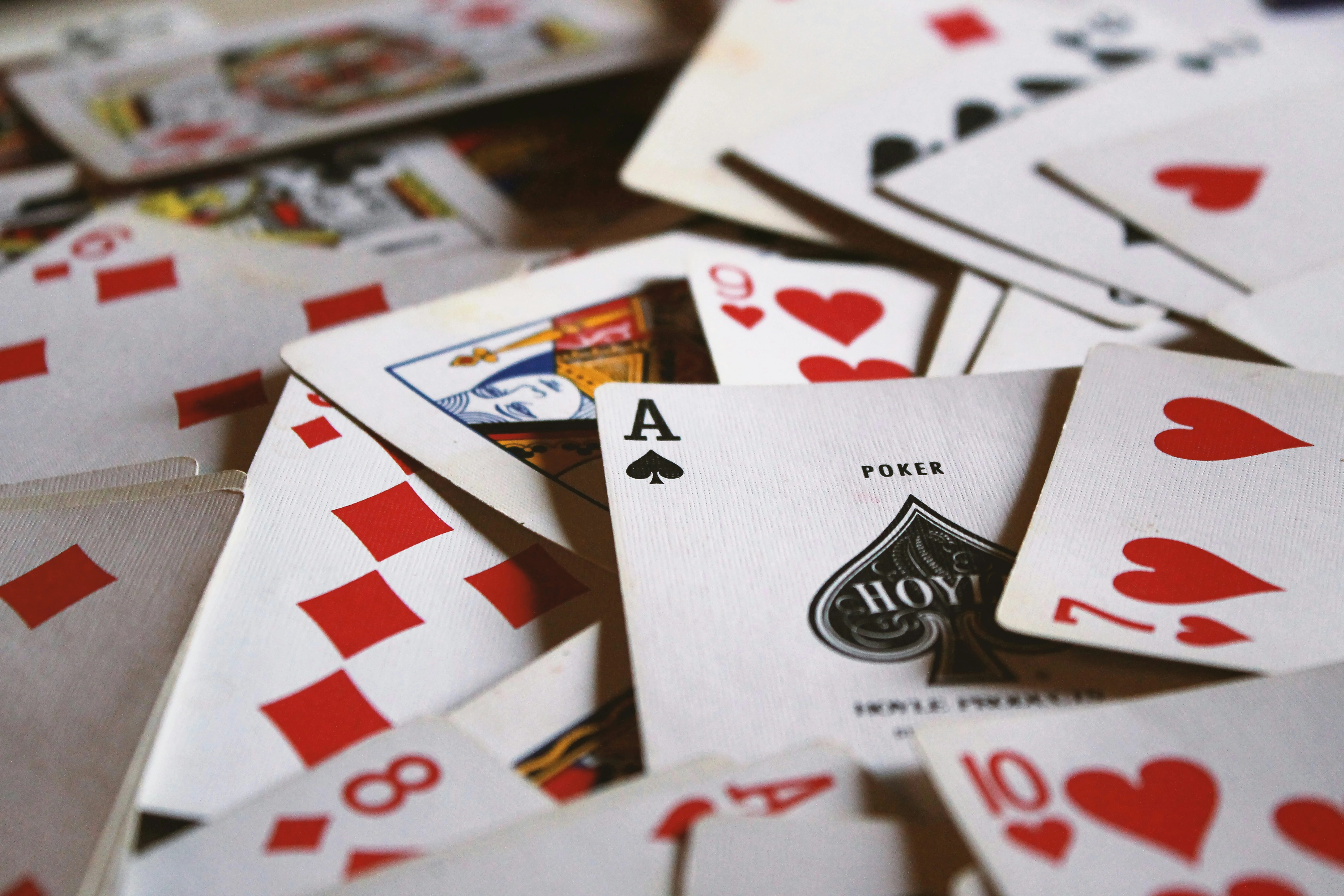✌️ Play for Peace 3 Jeu de cartes face visibles éparpillés
