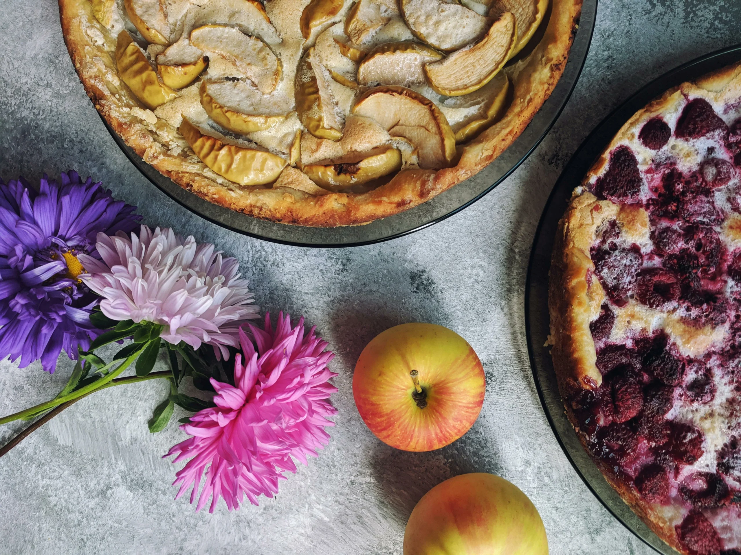 đž Atelier dâArt Floral SpĂ©cial PĂąques 4 une tbale avec une tarte aux pommes, une tarte aux framboises, 2 pommes et des fleurs