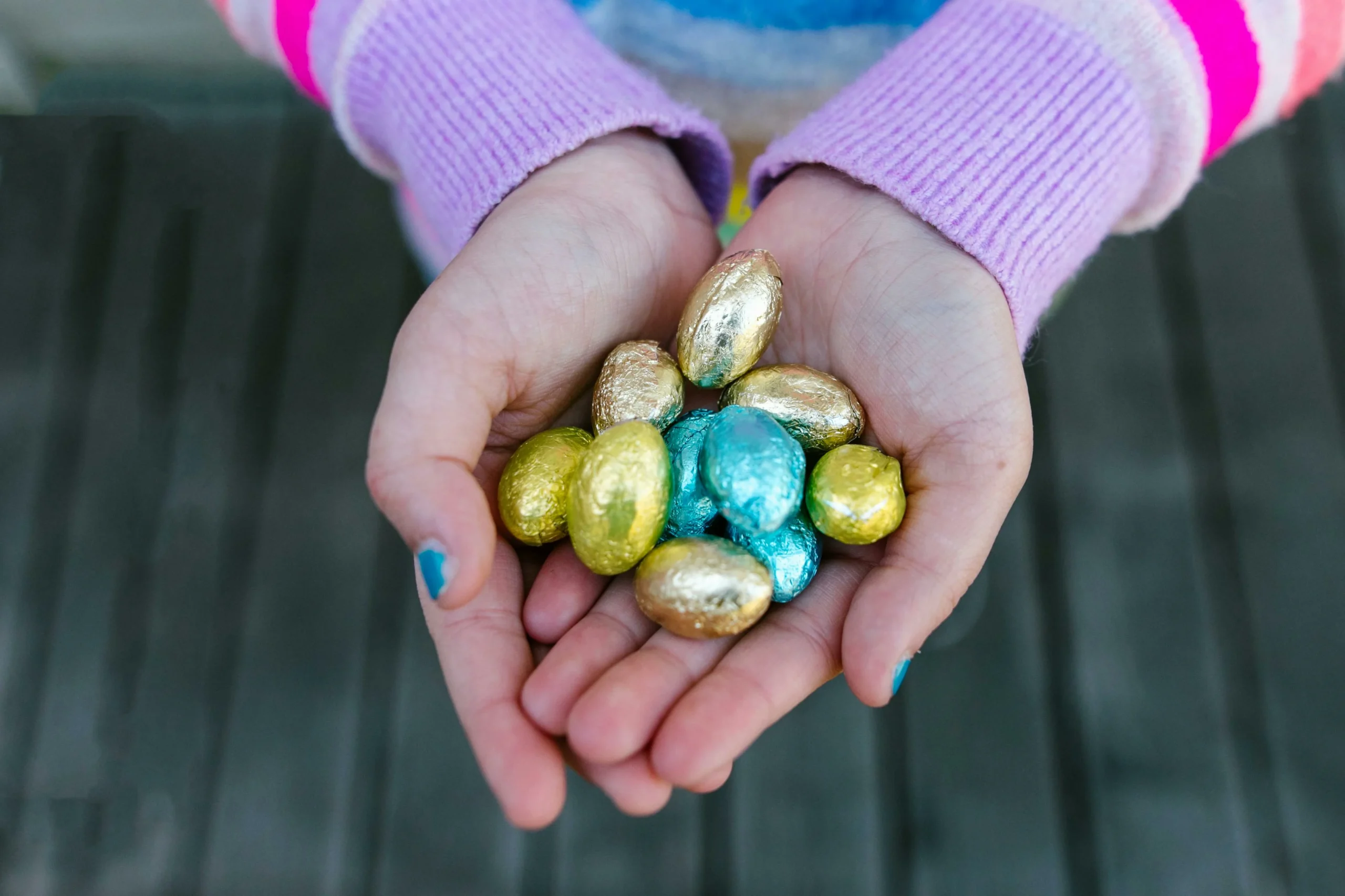 🥚Grande chasse aux oeufs 1 Main remplie d'oeufs en chocolat