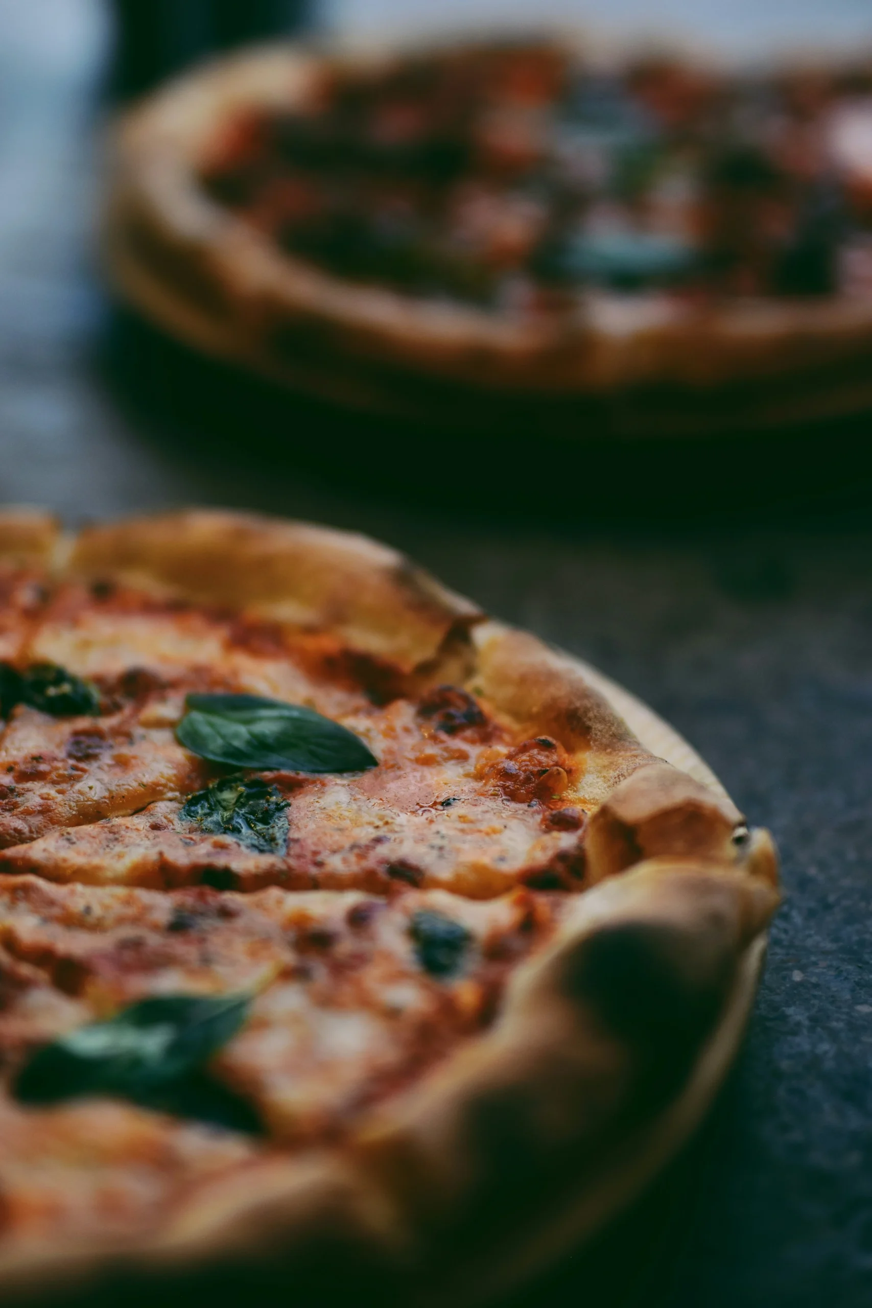 pizza met basilicumblad