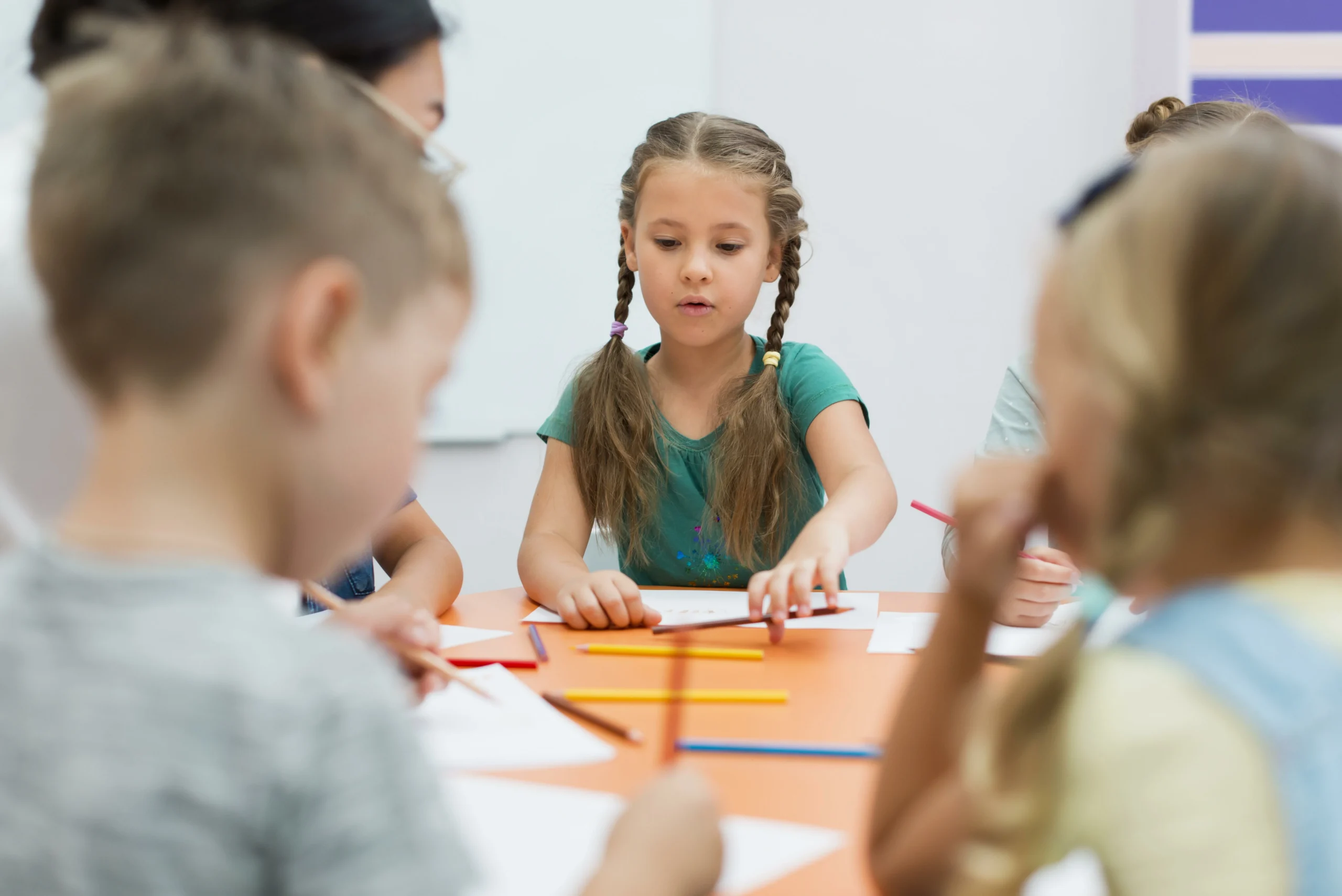 jeune fille qui travaille sur une table